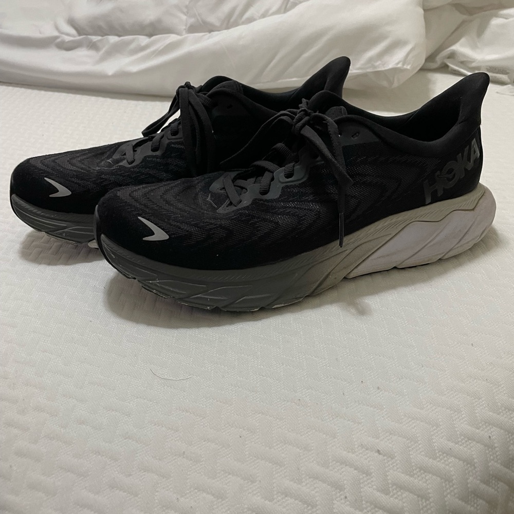 Women’s Arahi 6 Hoka Sneakers